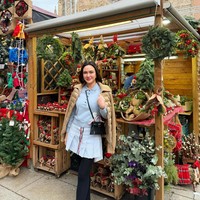 Foto lain memperlihatkan ibu satu anak tersebut terlihat kasual tapi berkesan dengan sweater dengan permainan motif dan detail yang mencuri atensi. Foto: Instagram