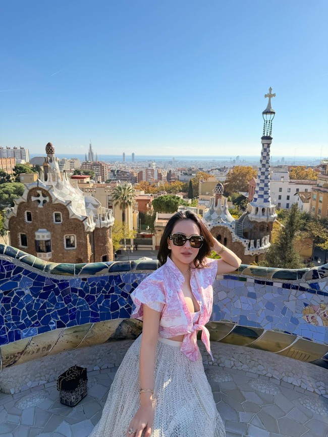 Berbagai postingan juga menampilkan gaya mewahnya ketika liburan di luar negeri. Saat pergi ke Barcelona, wanita 38 tahun itu memadukan rok renda putih dengan bolero yang ultra feminim. Foto: Instagram