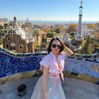 Berbagai postingan juga menampilkan gaya mewahnya ketika liburan di luar negeri. Saat pergi ke Barcelona, wanita 38 tahun itu memadukan rok renda putih dengan bolero yang ultra feminim. Foto: Instagram