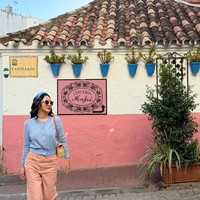 Saat liburan, Shandy Aulia memang tidak takut bermain warna. Kali ini ia memadukan sweater biru muda dengan celana pink yang ceria. Aksesori bando membuatnya semakin feminim. Foto: Instagram