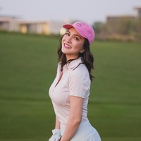 Hobi olahraga, mantan istri David Herbowo itu juga memanfaatkan waktunya di luar negeri untuk main golf. Begini gayanya saat di Dubai. Foto: Instagram