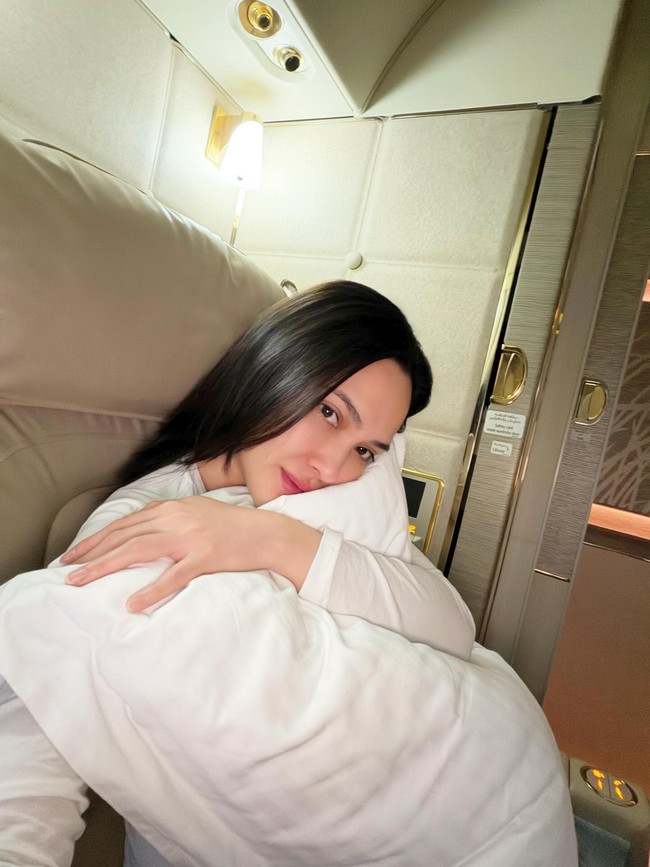 Beberapa hari lalu, bintang film ‘Eiffel... Im in Love’ tersebut mengunggah potretnya terbang di kelas bisnis. Selagi memamerkan wajah cantik minim makeup, ia juga membagikan pemandangan dari ketinggian dan tas Dior. Foto: Instagram