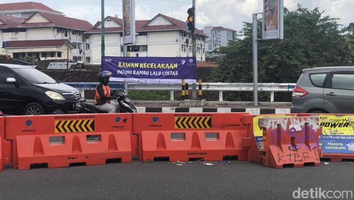 Ulah Tangan Usil di Kleringan: Geser Water Barrier buat Potong Jalan