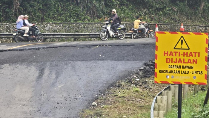 Tanjakan Baeud Arah Palabuhanratu Retak, Masih Dilintasi Truk Tonase Besar