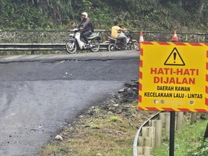 Tanjakan Baeud Arah Palabuhanratu Retak, Masih Dilintasi Truk Tonase Besar