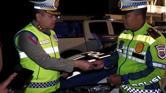 Tim Korlantas Polri Serahkan Bantuan Mobil Patroli-Sembako di Padang Panjang-Solok