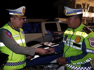 Tim Korlantas Polri Serahkan Bantuan Mobil Patroli-Sembako di Padang Panjang-Solok