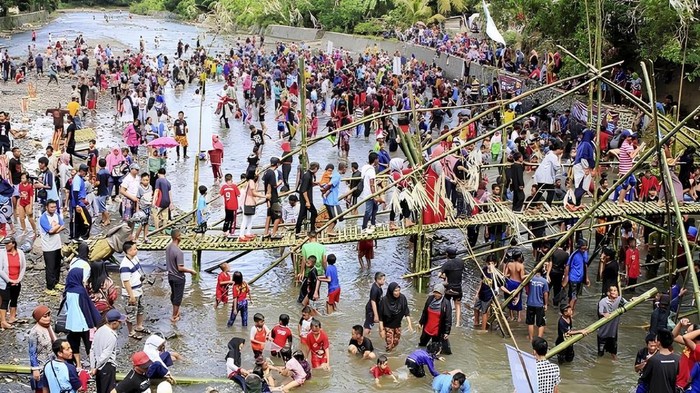 Mengenal Bekarang Iwak Sumsel, Tradisi Menangkap Ikan Ramai-ramai