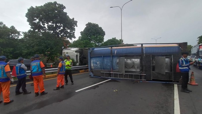 Truk Muatan Minyak Goreng Terguling di Tol Cikunir, Lalin Macet
