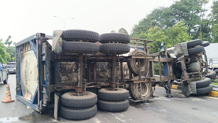 Lalin di Tol Cikunir Macet 3 Kilometer Imbas Truk Terguling