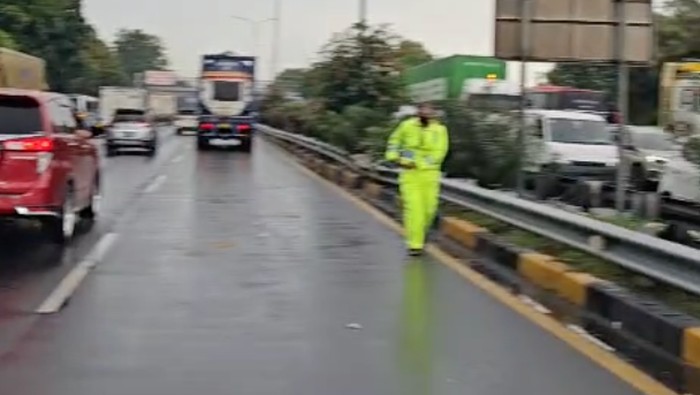 Evakuasi Truk Terguling di Cikunir Selesai Usai 4 Jam, Lalin Normal Lagi