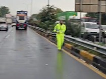 Evakuasi Truk Terguling di Cikunir Selesai Usai 4 Jam, Lalin Normal Lagi