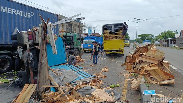 Truk Muat Mangga Tabrak Kontainer di Pangkep, Akses Lalin Ditutup 1 Jalur