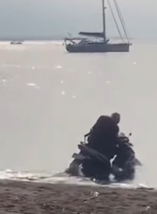 Viral WNA yang menceburkan sepeda motor di Pantai Lovina, Bali. (Tangkapan layar)