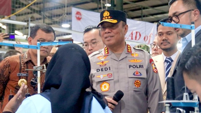 Wakapolri Bagikan Sembako ke Ribuan Buruh Pabrik Garmen di Pemalang