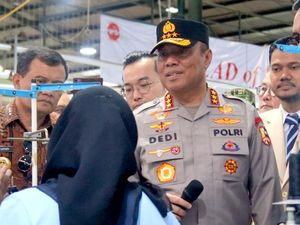 Wakapolri Bagikan Sembako ke Ribuan Buruh Pabrik Garmen di Pemalang