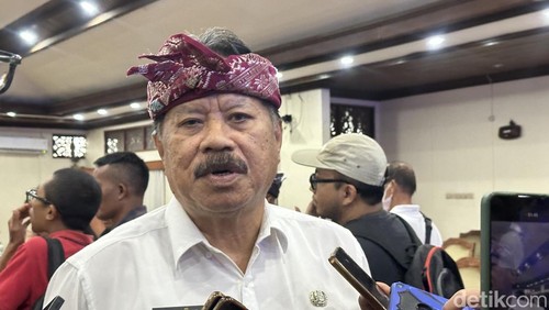 Wakil Bupati Tabanan I Made Dirga saat ditemui seusai Rapat Dengar Pendapat (RDP) Pansus TRAP DPRD Bali di Kantor DPRD Bali, Jumat (19/12/2025). (Foto: Dinda Anatasya/detikBali)