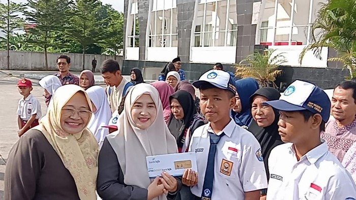 Pemkot Cirebon Gulirkan Bantuan Pendidikan Lewat Kartu Idola