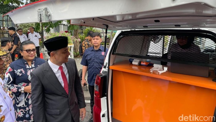 Walkot Eri Luncurkan Parkir Digital di 1.510 Titik Surabaya