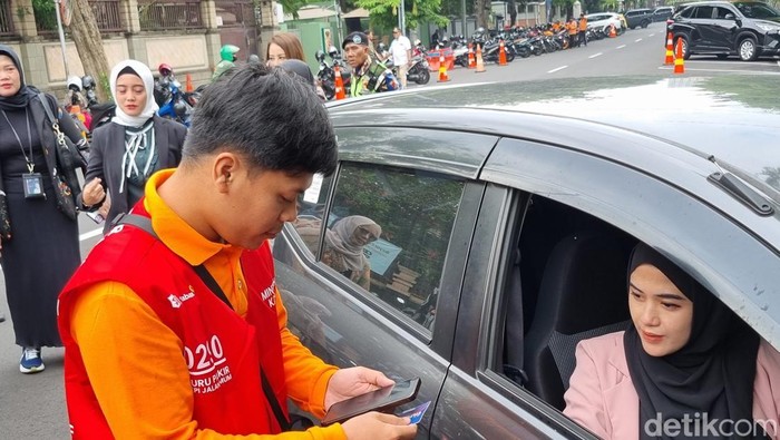 Walkot Eri launching parkir digital di Jalan Sedap Malam, Surabaya.