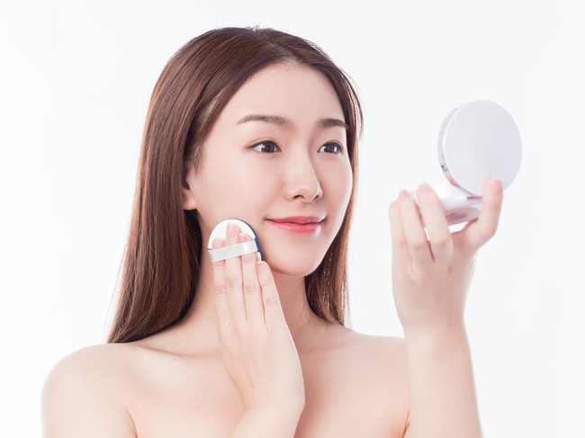 Wanita Memakai Cushion