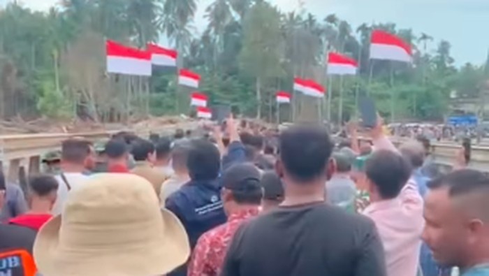 Bendera Merah Putih Berkibar dan Doa Warga Saat Jembatan di Bireuen Tersambung