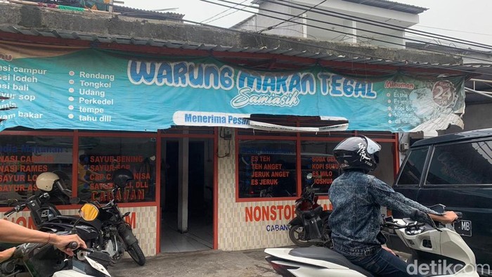 Warteg di Surabaya Bagi Makan Gratis untuk Mahasiswa Aceh-Sumatera