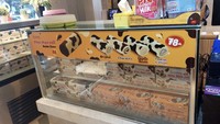 Mau bolu gulung lembut dengan isian krim yang melimpah? Moo Moo Roll adalah jawabannya. Ada varian Original, Chocolate, Royale Cheese, dan Cookies n Cream. Foto: Guruh Munzir/Google Image