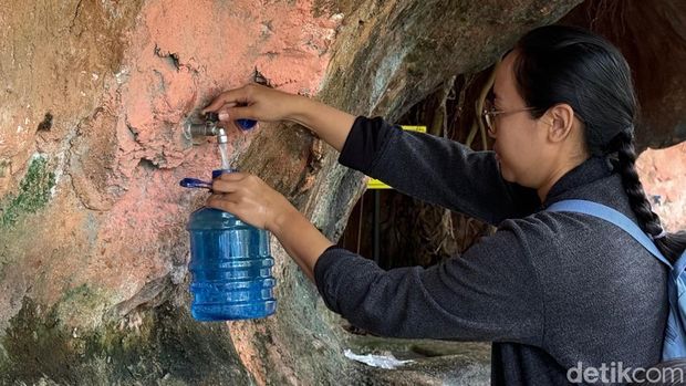 Air Suci Puhsarang Jadi Daya Tarik Spiritual Umat Katolik, sebagai Simbol Iman dan Doa