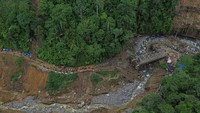 Akses jalan penghubung antara Kabupaten Bener Meriah dan Takengon, Kabupaten Aceh Tengah, hingga kini masih terputus akibat banjir bandang yang melanda wilayah tersebut pada Rabu (26/11/2025). ANTARA FOTO/Khalis Surry