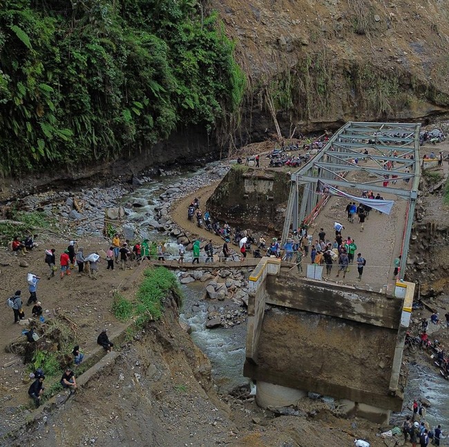 Akses Bener Meriah-Takengon Terputus, Warga Terpaksa Lewati Jembatan Darurat