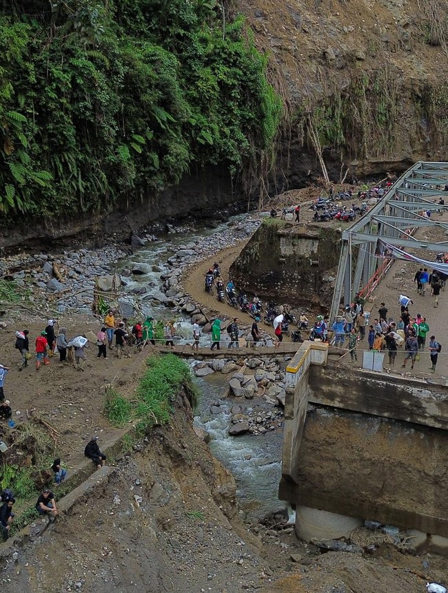 Akses Bener Meriah-Takengon Terputus, Warga Terpaksa Lewati Jembatan Darurat