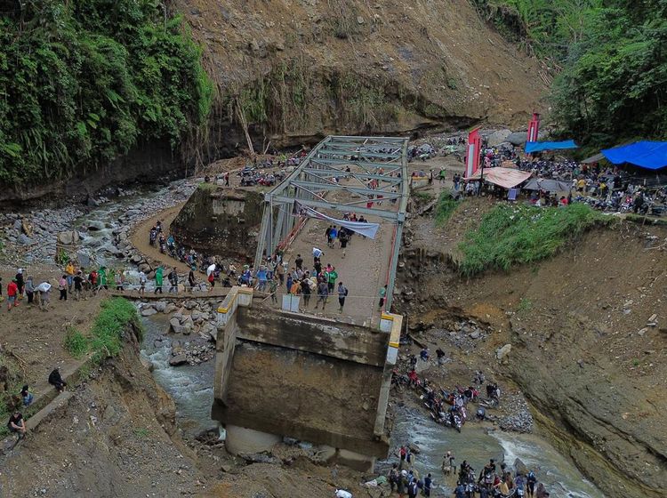 Akses Bener Meriah-Takengon Terputus, Warga Terpaksa Lewati Jembatan Darurat