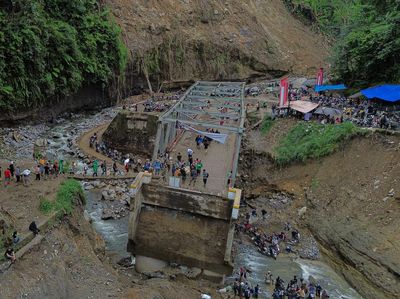 Akses Bener Meriah-Takengon Terputus, Warga Terpaksa Lewati Jembatan Darurat