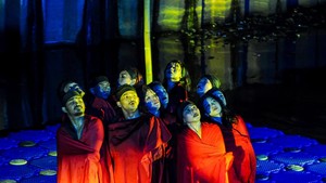 Sejumlah penari dari alumni Institut Kesenian Jakarta (IKJ) menampilkan pertunjukan tari kontemporer bertajuk Siklus di Sungai Ciliwung, kawasan Kalipasir, Cikini, Jakarta, Kemarin. ANTARA FOTO/NAUFAL KHOIRULLOH