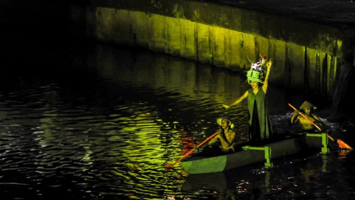 Penari dari alumni IKJ menampilkan tarian Siklus karya Jefriandi Usman dalam pertunjukan aksi seni di Sungai Ciliwung, Kalipasir, Cikini, Jakarta, Jumat (19/12/2025). Pertunjukan seni tari yang dilakukan di atas sungai tersebut sebagai bentuk renungan akan kondisi lingkungan sekaligus untuk menggalang donasi bagi korban bencana alam di Sumatera. ANTARA FOTO/Naufal Khoirulloh/rwa.