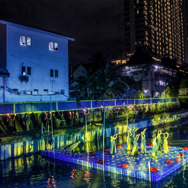 Tari Kontemporer di Sungai Ciliwung, Aksi Seni untuk Lingkungan dan Korban Bencana Sumatera