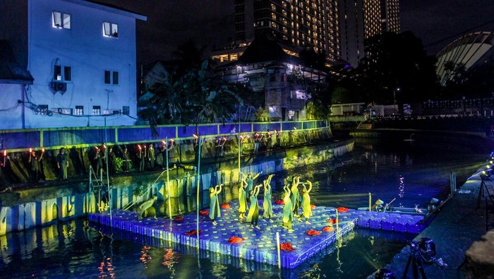 Penari dari alumni IKJ menampilkan tarian Siklus karya Jefriandi Usman dalam pertunjukan aksi seni di Sungai Ciliwung, Kalipasir, Cikini, Jakarta, Jumat (19/12/2025). Pertunjukan seni tari yang dilakukan di atas sungai tersebut sebagai bentuk renungan akan kondisi lingkungan sekaligus untuk menggalang donasi bagi korban bencana alam di Sumatera. ANTARA FOTO/Naufal Khoirulloh/rwa.