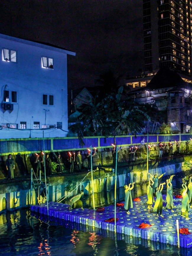 Tari Kontemporer di Sungai Ciliwung, Aksi Seni untuk Lingkungan dan Korban Bencana Sumatera