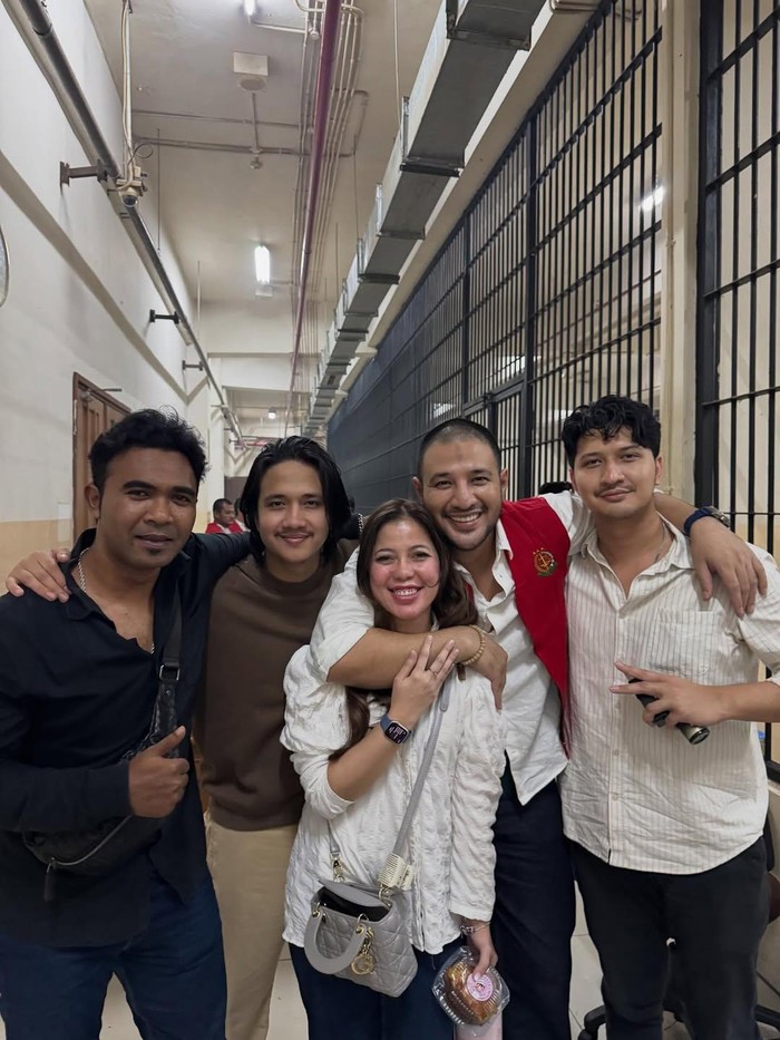 Saudara Selamanya, Ammar Zoni Tersenyum Dalam Rangkulan Dua Adik