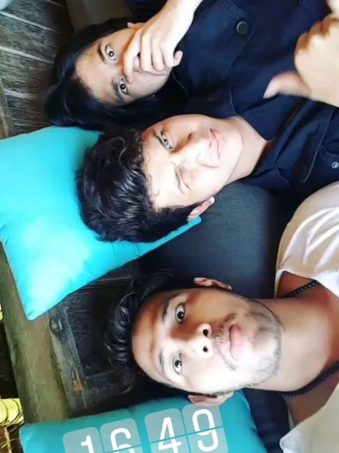 Saudara Selamanya, Ammar Zoni Tersenyum Dalam Rangkulan Dua Adik