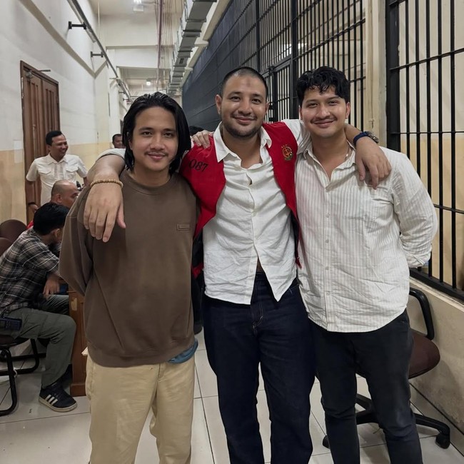 Saudara Selamanya, Ammar Zoni Tersenyum Dalam Rangkulan Dua Adik