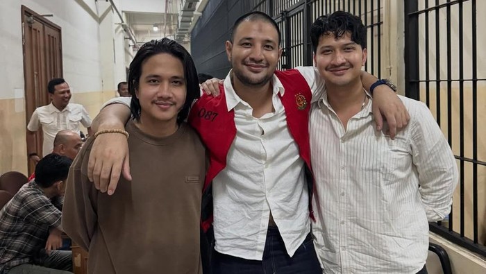 Ammar Zoni tersenyum dalam rangkulan dua adik.