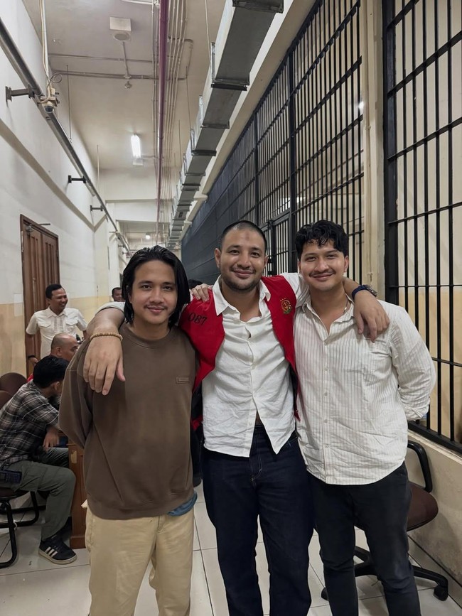 Saudara Selamanya, Ammar Zoni Tersenyum Dalam Rangkulan Dua Adik