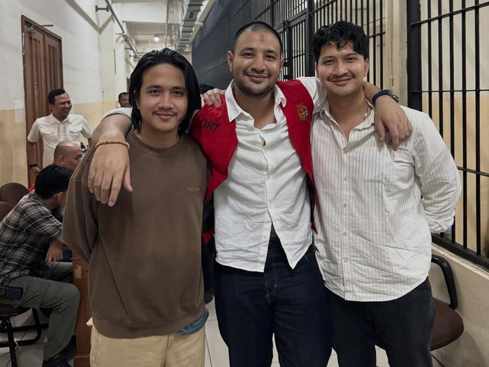 Ammar Zoni tersenyum dalam rangkulan dua adik.