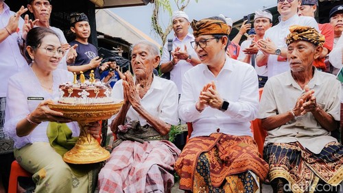 Anak Agung Made Puger, kakek berusia 103 tahun di Badung, Bali dapat kue ultah dari bupati.