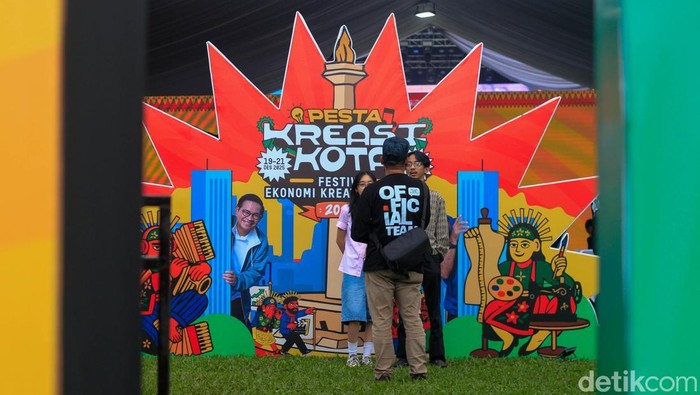 Pesta Kreasi Kota digelar 19–21 Desember 2025 untuk memberi ruang ekspresi anak muda. Kreativitas yang ditampilkan mendorong ekonomi kreatif lokal. Acara ini mengusung tema “Jakarta Rame, Relevan, dan Ramah untuk Semua” dan digelar selama tiga hari, mulai 19 hingga 21 Desember 2025 di Gedung Halaman AA Maramis II Dan terbuka pukul 10.00 hingga 22.00 WIB gratis untuk masyarakat.