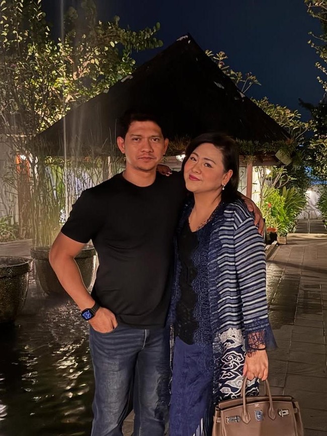 “Gada wanita yg sebahagia km SEKARANG!” tulis Iko, yang langsung menuai pujian dari netizen. Foto: Instagram/@audyitem