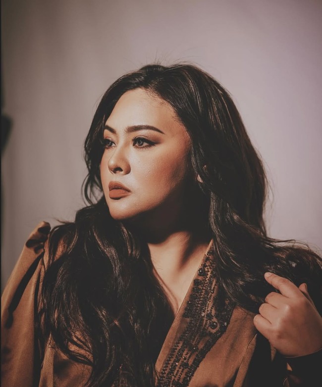 Kritikan terhadap tubuhnya akhirnya membuat wanita 42 tahun ini tersadar memang harus ada perubahan. Audy pun mulai menjalani diet dan hidup sehat. Foto: Instagram/@audyitem