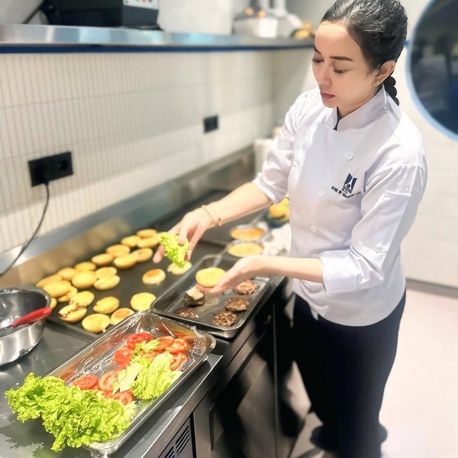 Aura Kasih Jago Masak ala Chef Bintang 5, Pamer Hasil Masakannya!